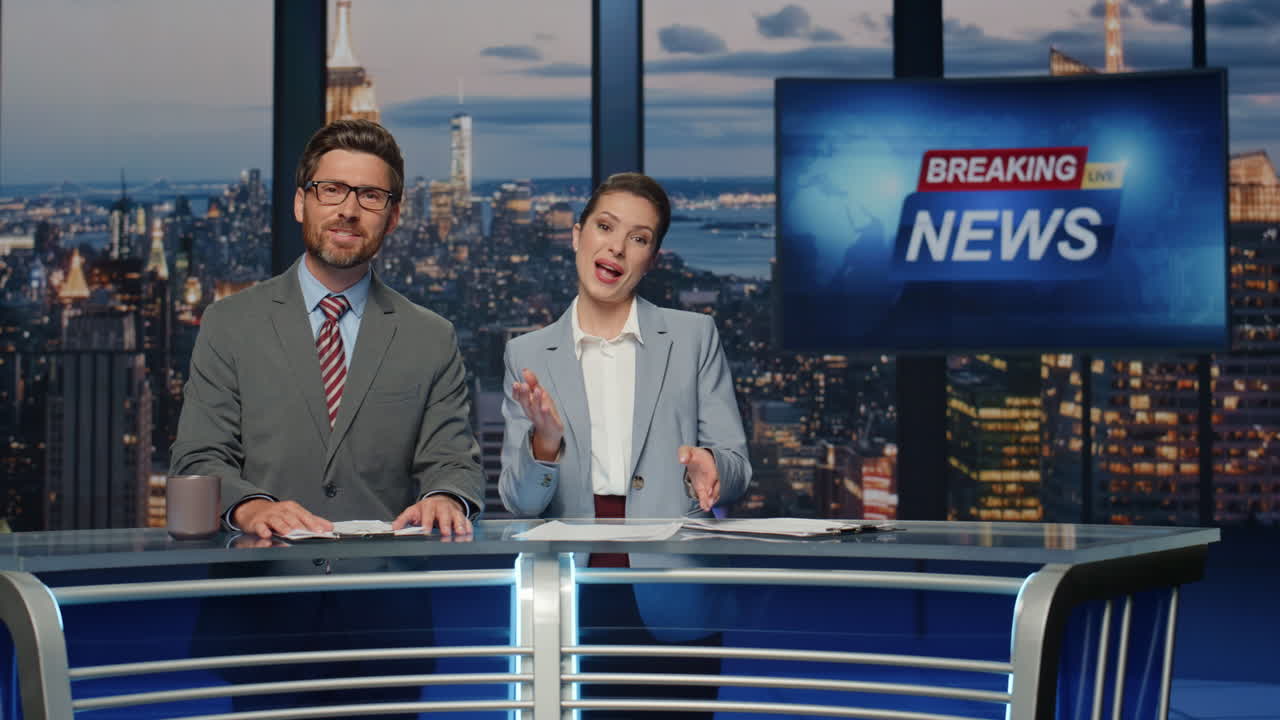 reporteros presentando noticias de última hora en el primer plano de la televisión de la noche. presentadores terminando la transmisión