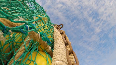 Tiro-Inclinado-Hacia-Abajo-De-La-Red-De-Pesca-Con-Cadenas-Y-Boyas