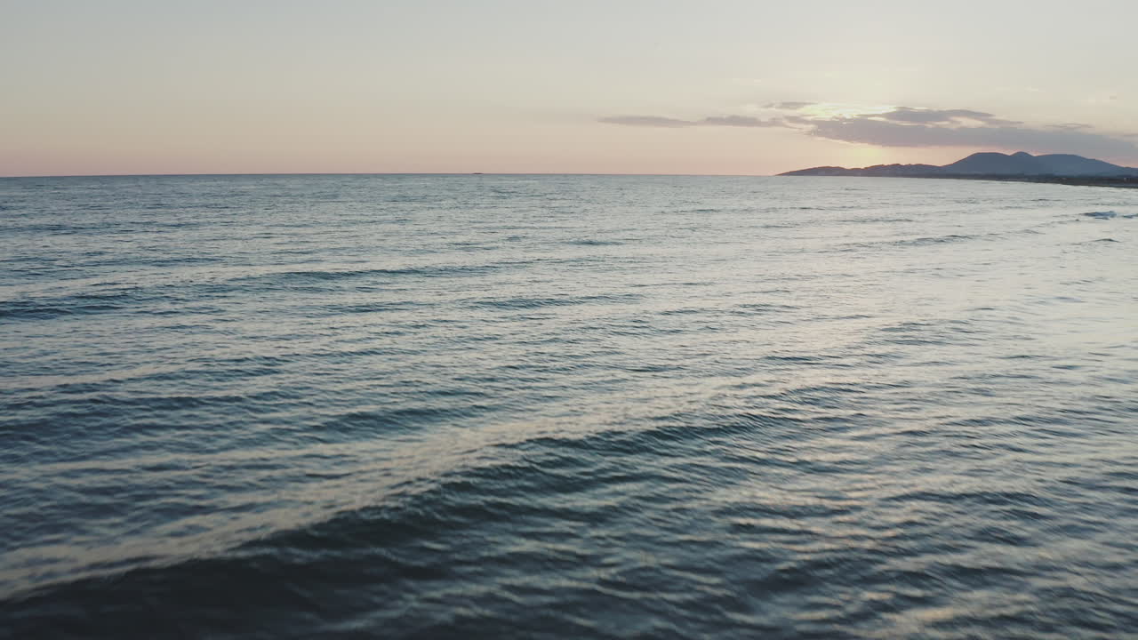 puesta de sol sobre el océano