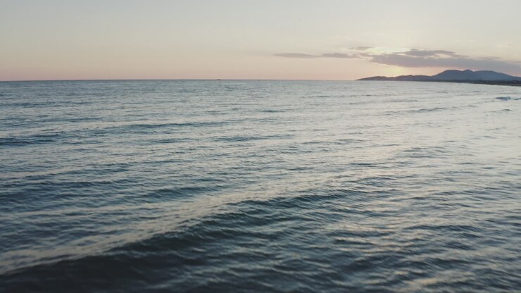 Matahari terbenam di atas laut
