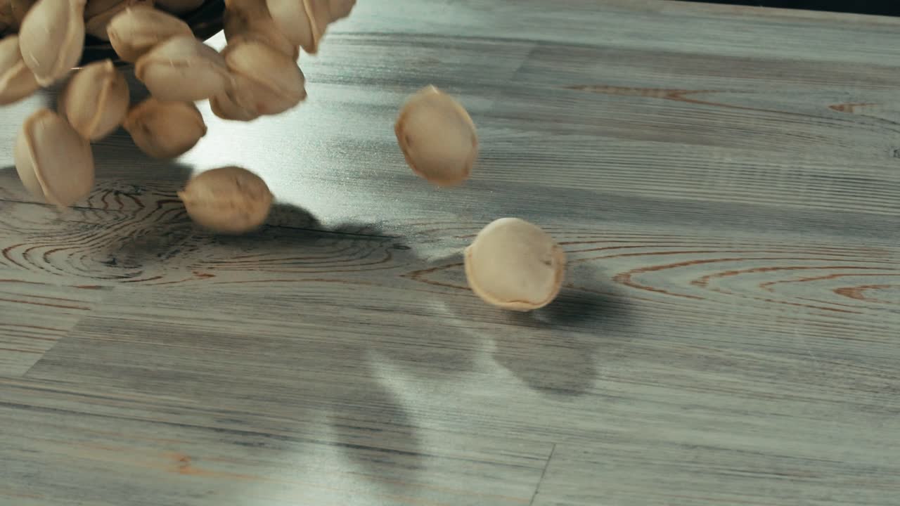 las albóndigas que caen en una mesa de madera