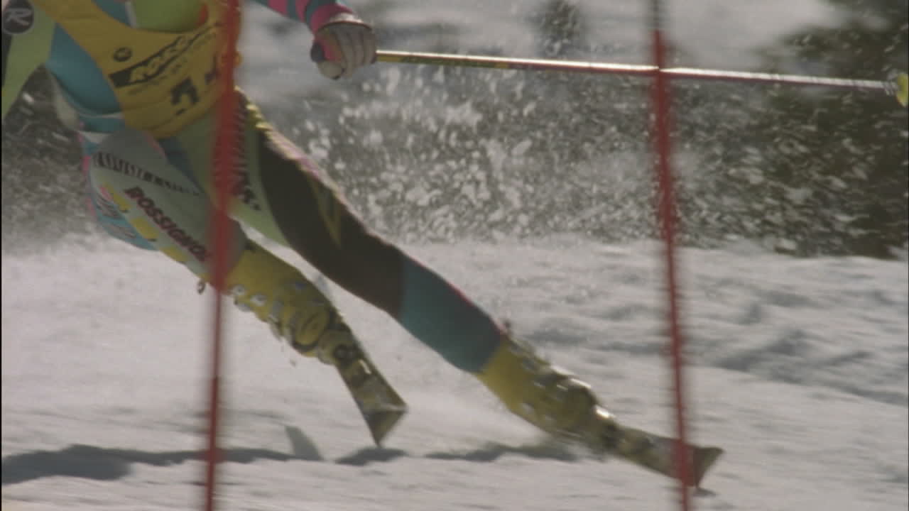 내리막 코스를 달리는 알파인 스키 선수 6