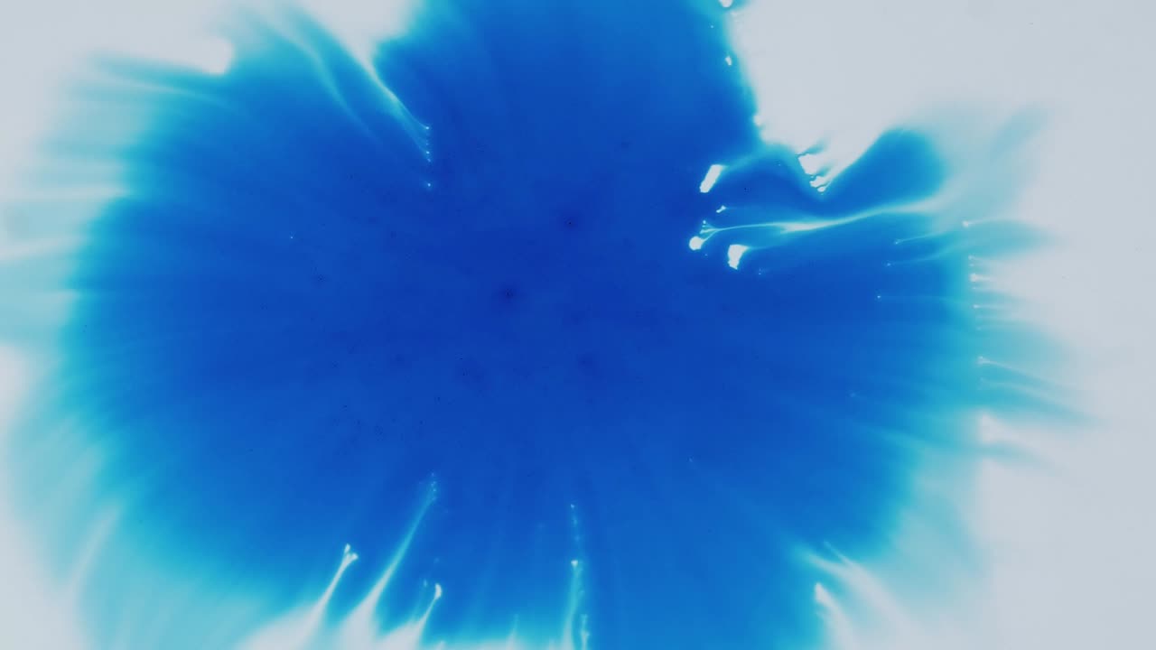 액체 색의 스플래터를 혼합하여 예술 작품