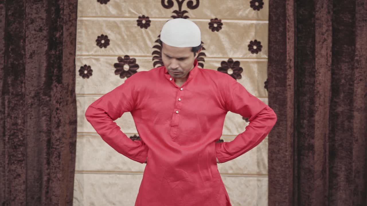 hombre musulmán triste y tenso