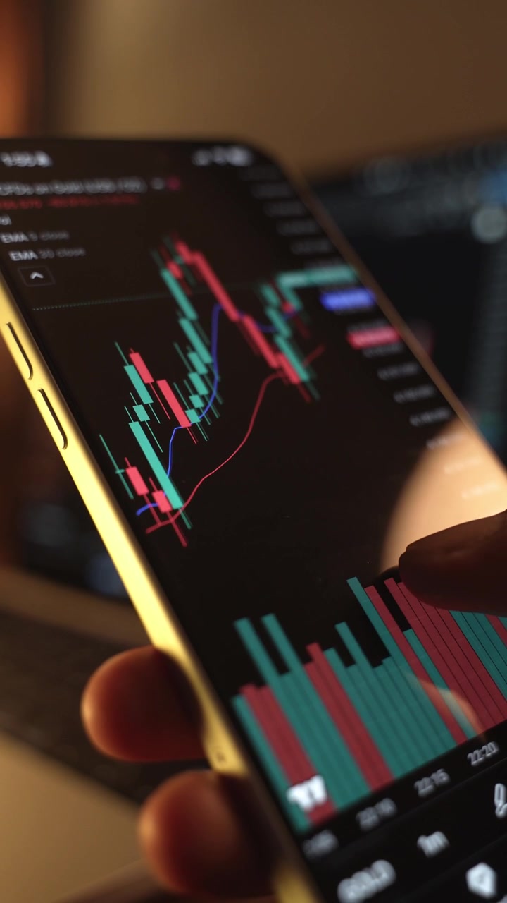 Trader che analizza i grafici del mercato azionario sullo smartphone tramite un'app di intermediazione