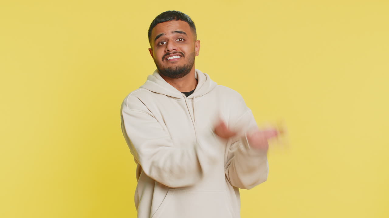 hombre levantando las manos preguntando qué por qué razón del fracaso anti lifehacks ridiculiza incredulidad irritación