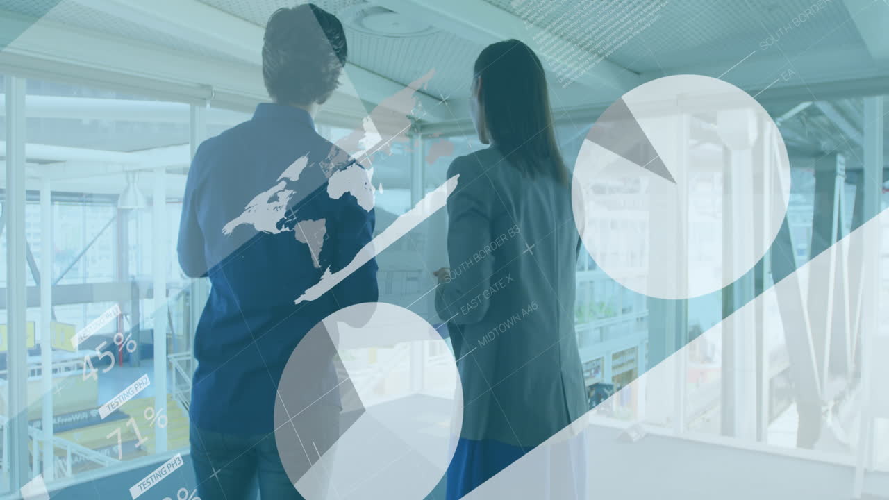 animación de procesamiento de datos sobre hombre de negocios caucásico y mujer de negocios