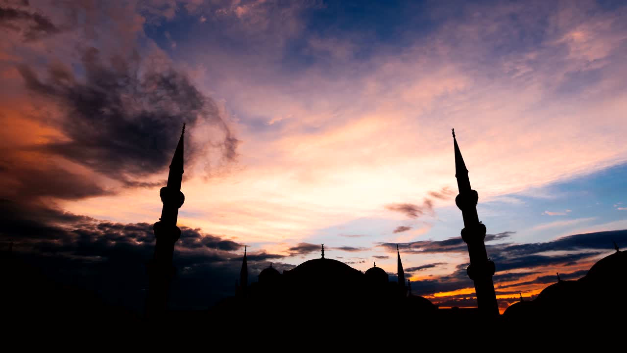 Timelapse della famosa Moschea di Sultanahmet o Moschea Blu nel paesaggio urbano di Istanbul al tramonto, Turchia