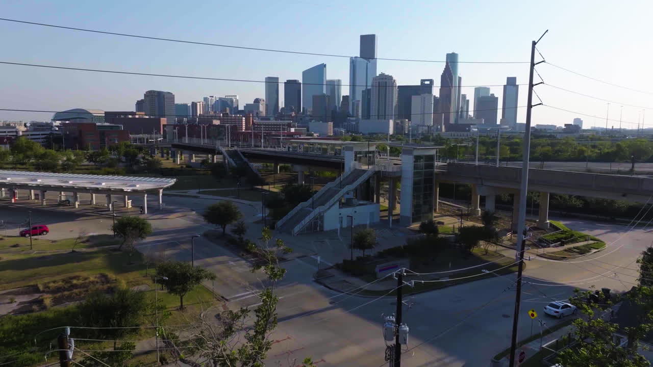 Vista aerea in avvicinamento alla stazione Main St W, giornata di sole a Houston, Texas, USA.