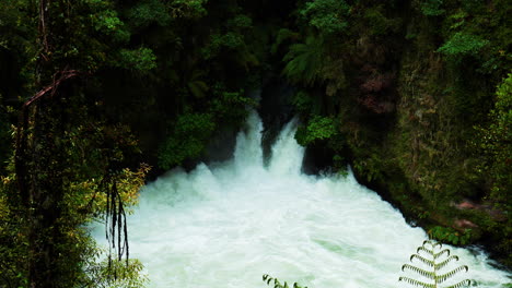 Plano-General-De-La-Cascada-De-Okere-Falls,-Rotorua,-Nueva-Zelanda