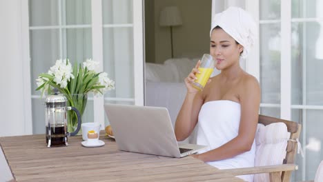 Hermosa-Mujer-En-Toalla-De-Baño-Usando-Laptop