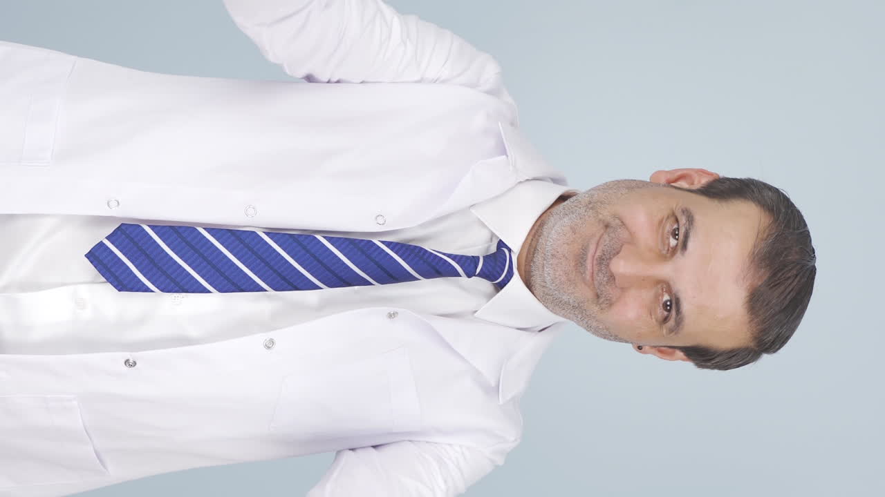 의사가 도움의 손을  ⁇ 는 수직 비디오.