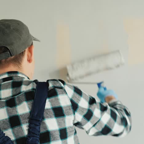 Male-Builder-Paints-Wall-With-Roller