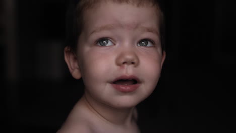 el rostro de un niño feliz sonriendo a cámara lenta
