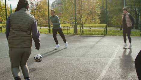 mujeres jugando al fútbol