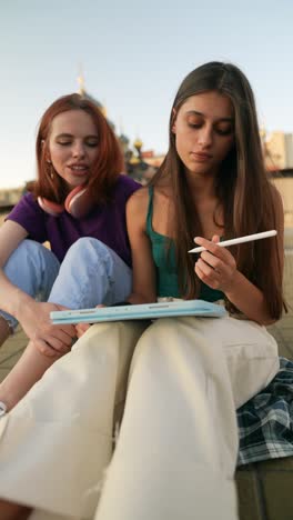 dos mujeres estudiantes discutiendo y estudiando al aire libre