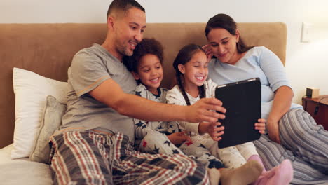 Tablet,-Schlafzimmer-Oder-Glückliche-Familie-Machen-Ein-Selfie