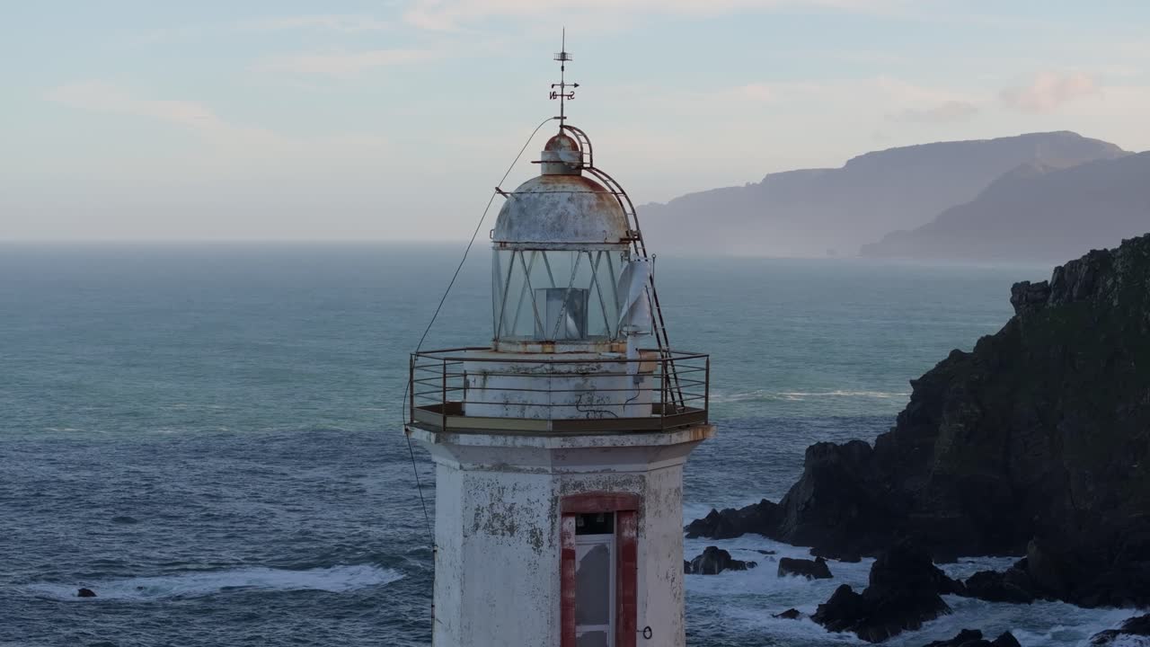 Primo piano del faro a Punta Candieira (Candelaria), promontorio spettacolare vicino a Cedeira, Galizia, Spagna. Scatto aereo