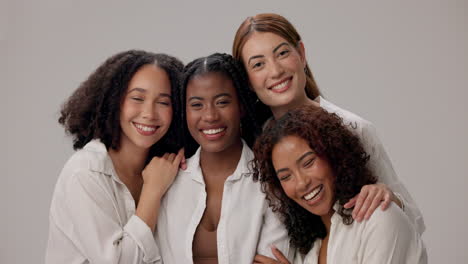 quatro mulheres diversas a sorrirem juntas.