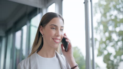 pasillo, profesional y mujer con hablar