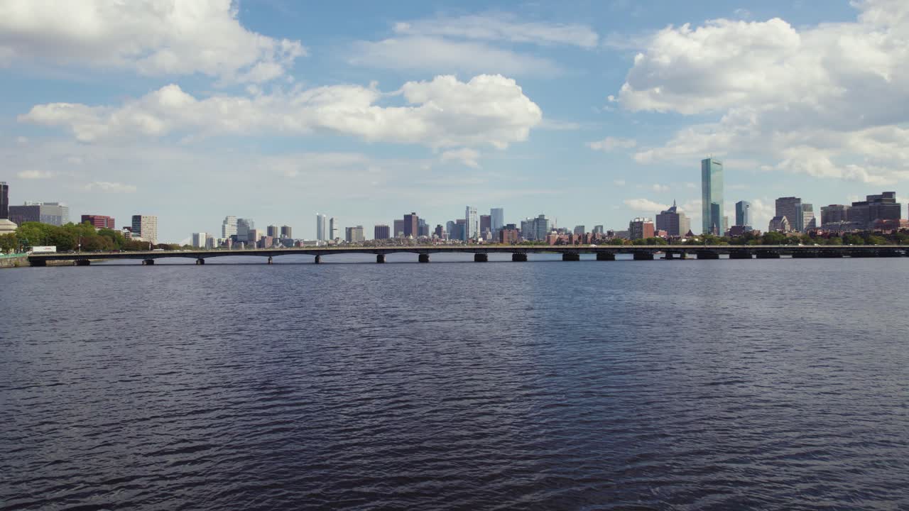 보스턴의 찰스 강을 가로지르는 하버드 다리, 트래킹 드론