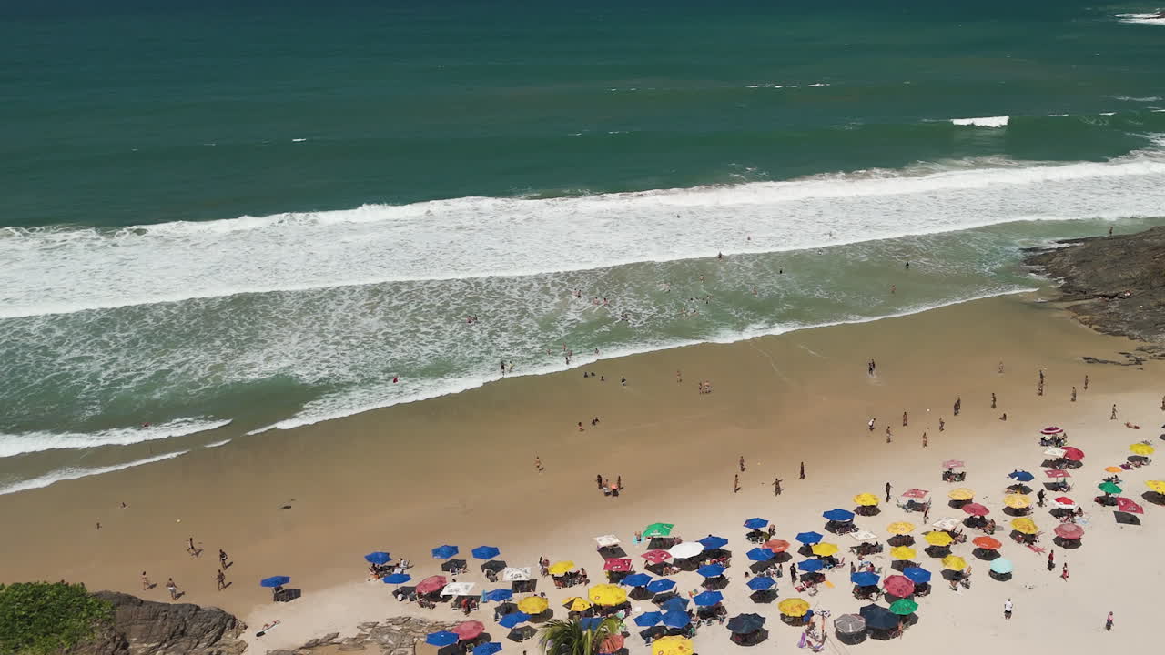 Turistas se espalham na praia de Tiririca, Brasil, um ponto turístico incrível na costa leste - 4K