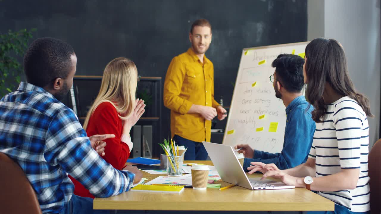 grupo de jóvenes emprendedores multiculturales felices y alegres que terminan su reunión y se dan cinco entre ellos