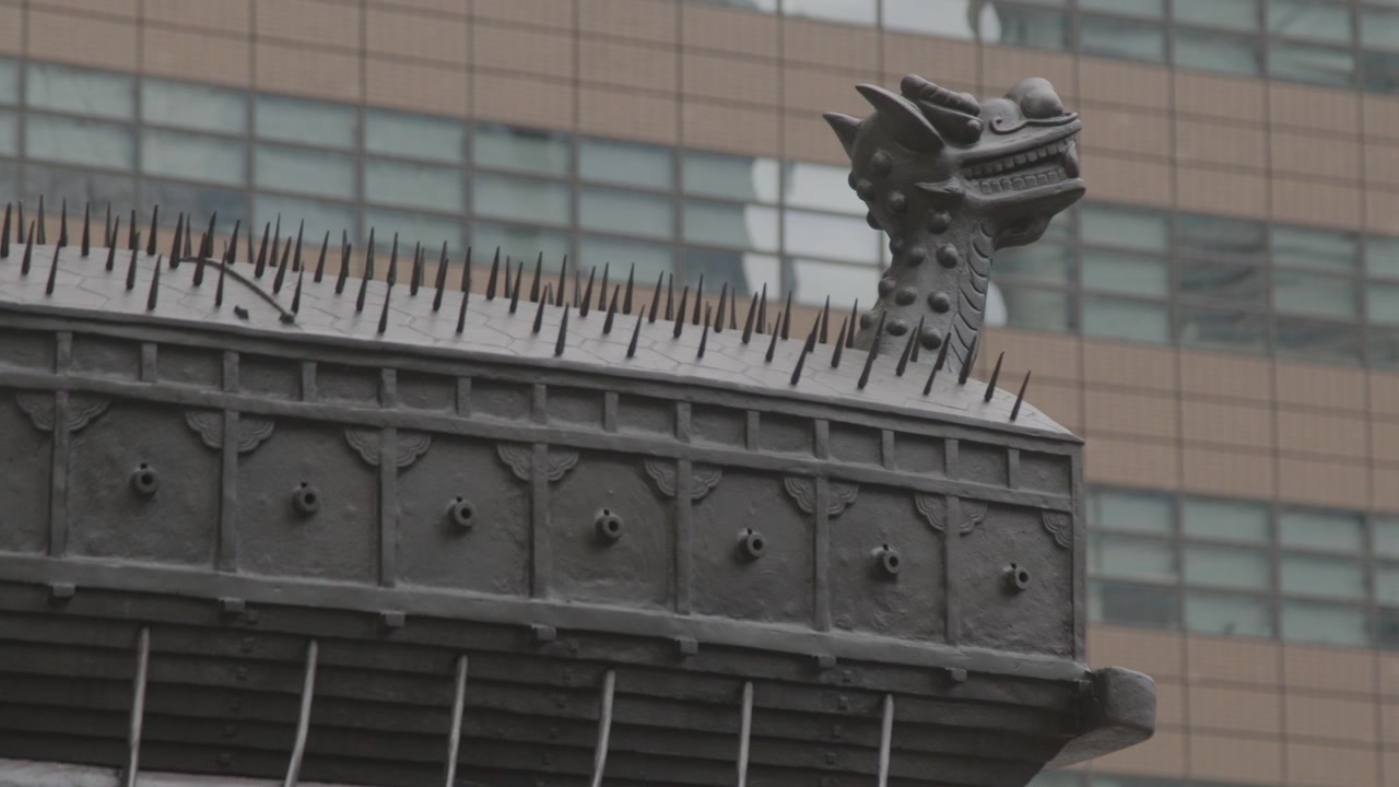 Escultura de Navio Tartaruga sob a Estátua do Almirante Yi Sun-sin na Praça Gwanghwamun