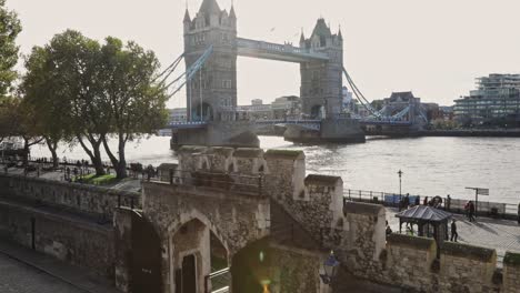 Vista-De-La-Ciudad-Del-Famoso-Puente-De-La-Torre-De-Destino-Turístico-Británico-En-El-Río-Támesis-En-Londres,-Reino-Unido