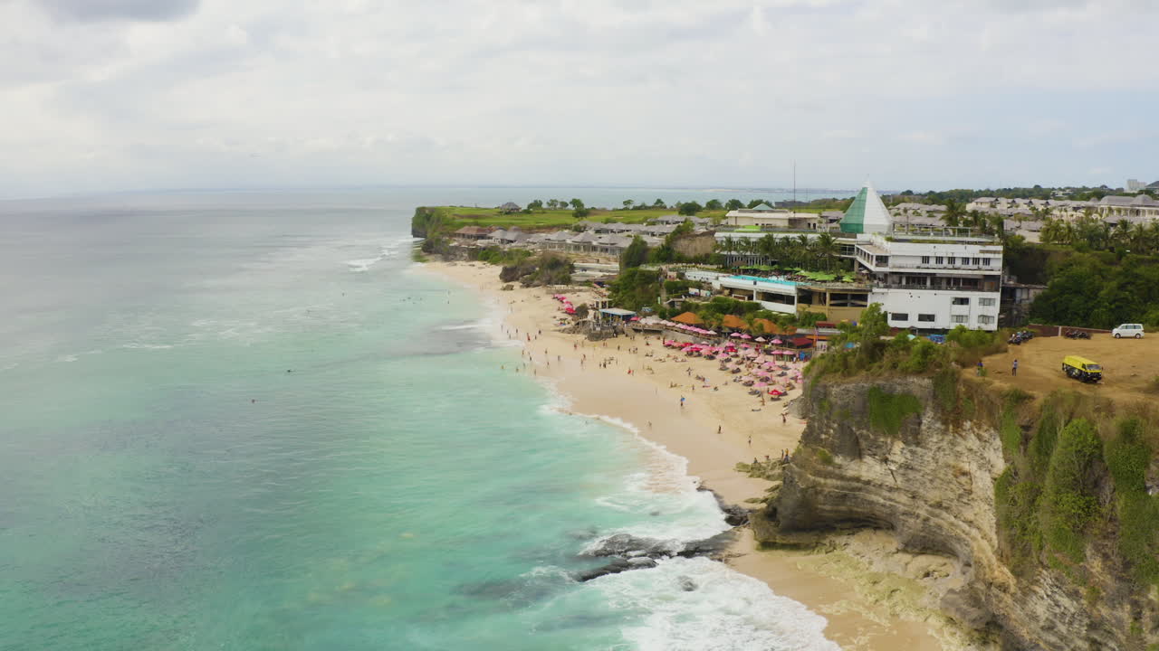 Vista dall'alto con drone del resort Dreamland Beach e degli hotel in cima alla collina, con filmato cinematografico a traiettoria curva