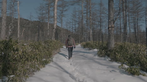 Un-Hombre-Escalando-Una-Montaña-De-Invierno-En-Japón