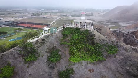 Vista-Impresionante-De-Un-Mirador-Sentado-En-La-Cima-De-Una-Montaña-Empinada-Al-Final-De-Una-Ruta-De-Senderismo