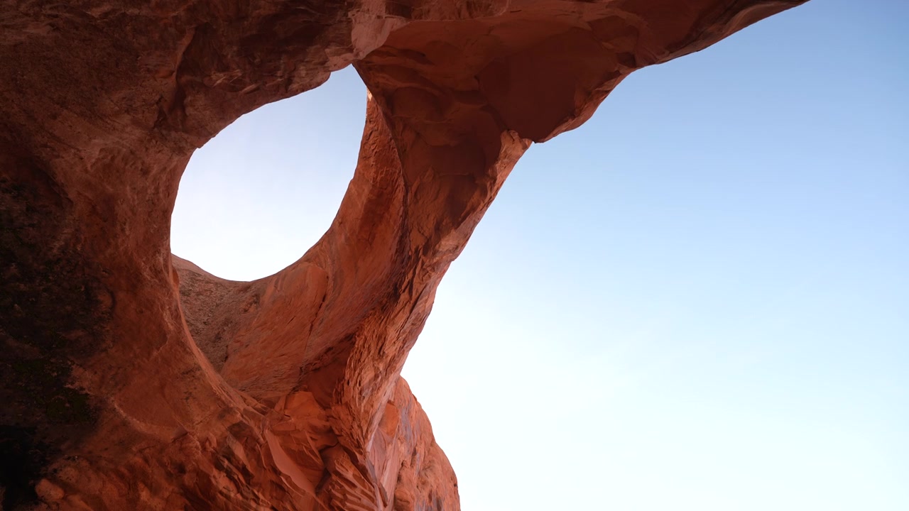 Pinto Arch, punto di riferimento naturale del deserto dello Utah e sentiero escursionistico fuori Moab, USA.