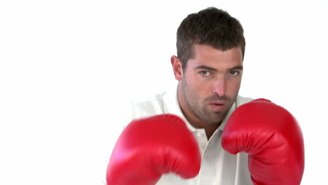 hombre carismático con guantes de boxeo