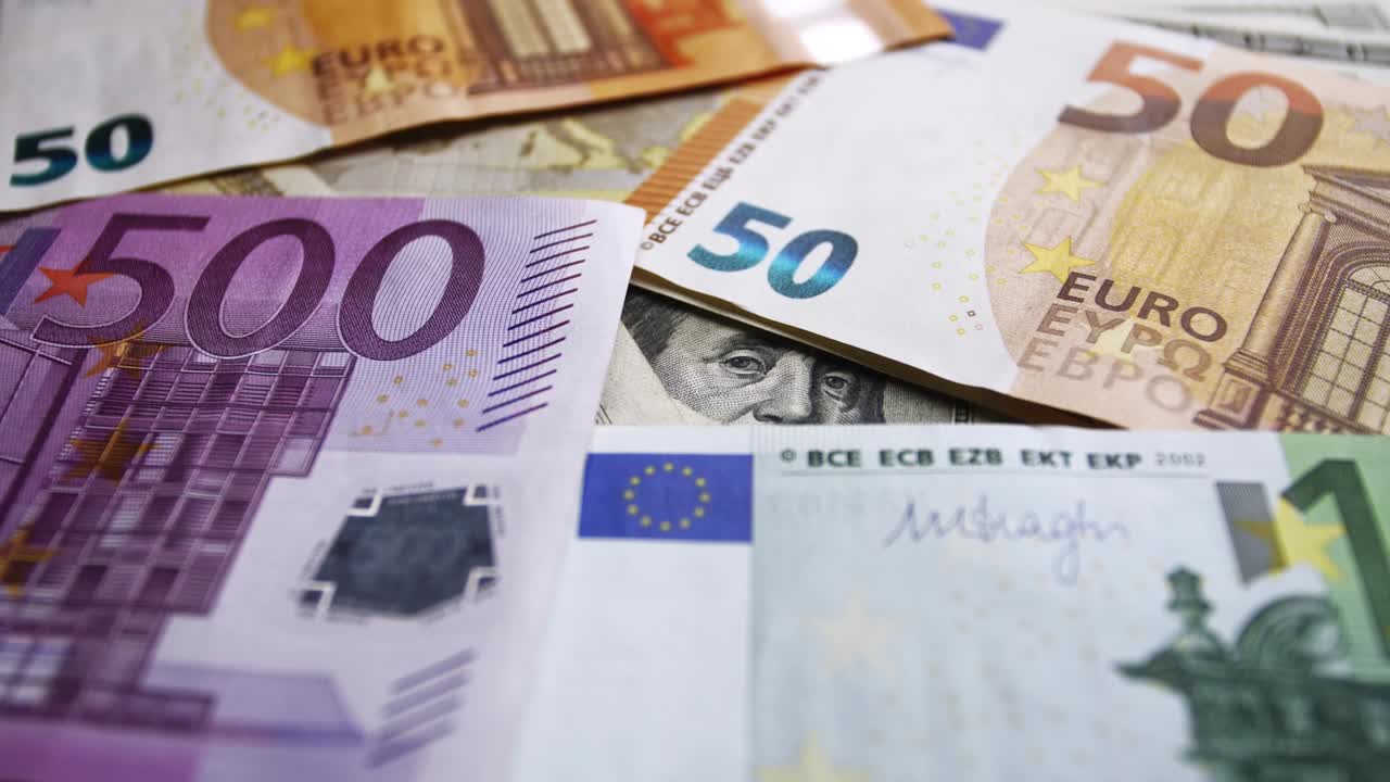 외국의 현금 지폐: 서로 다른 국가의 통화의 회전 클로즈업.