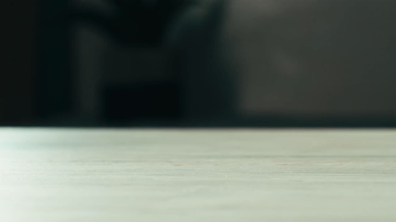 Pelmeni crudos en una mesa
