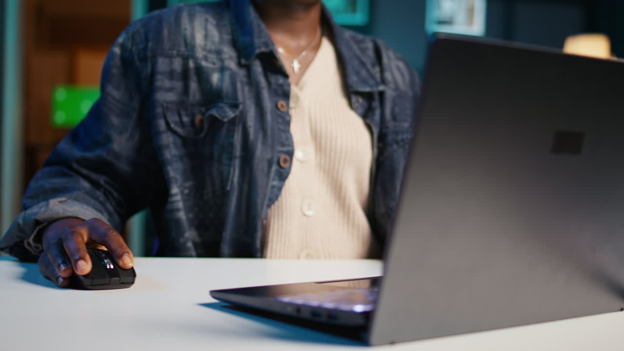 mujer trabajando en una computadora portátil