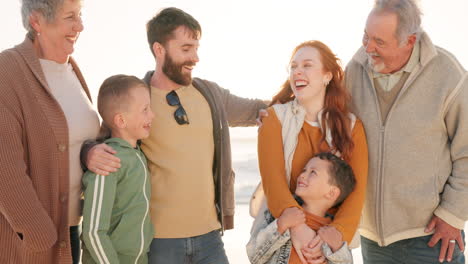 Feliz,-Divertido-Y-Atardecer-Con-Una-Gran-Familia-En-La-Playa.