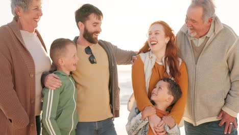 feliz, divertido y puesta de sol con una gran familia en la playa