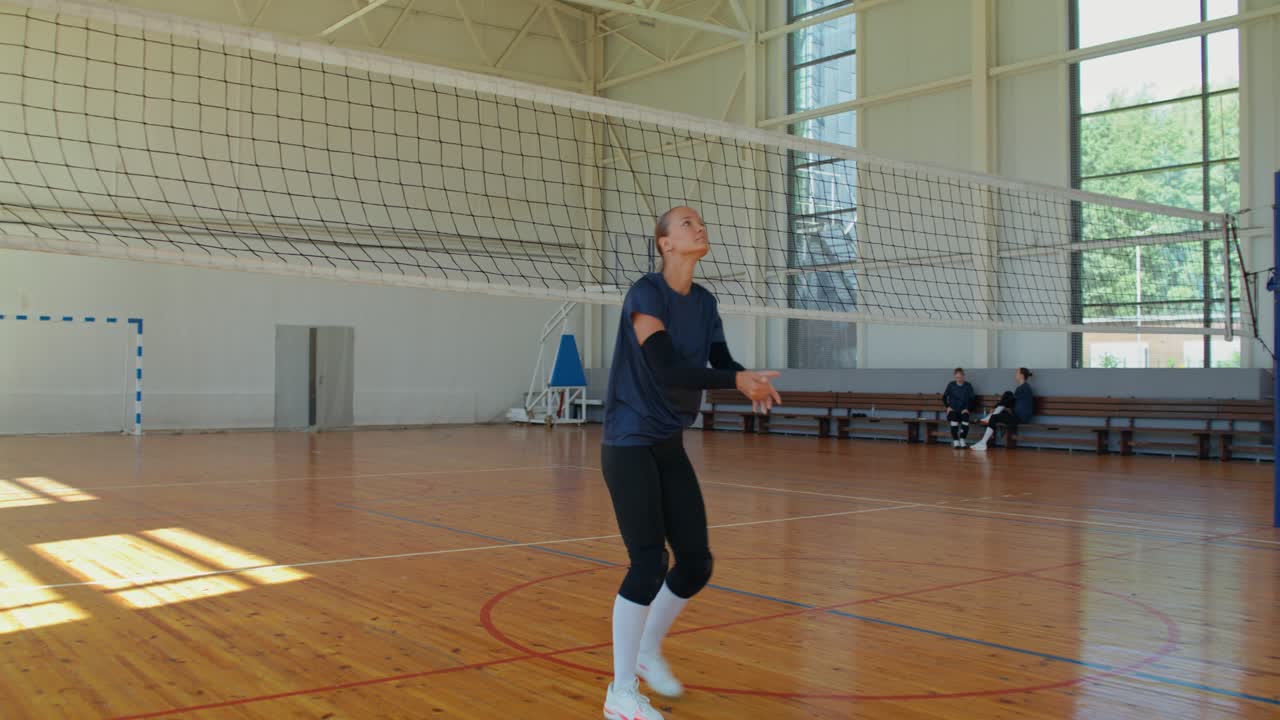 Partita di pallavolo in campo coperto