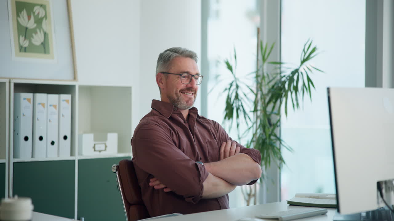 Empresario feliz estirándose y relajándose en su escritorio de oficina