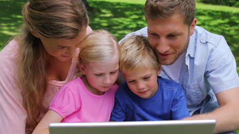 Familia-Usando-Una-Computadora-Portátil-Mientras-Están-Sentados-Juntos