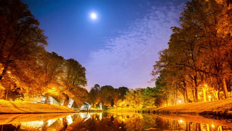 Parque-De-La-Ciudad-Con-Canal-En-Otoño