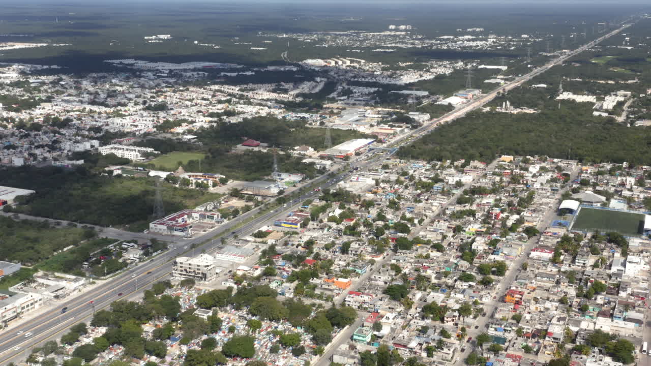 larga carretera recta que se extiende a través de la ciudad de playa del carmen, méxico