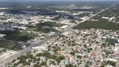 Larga-Carretera-Recta-Que-Se-Extiende-A-Través-De-La-Ciudad-De-Playa-Del-Carmen,-México