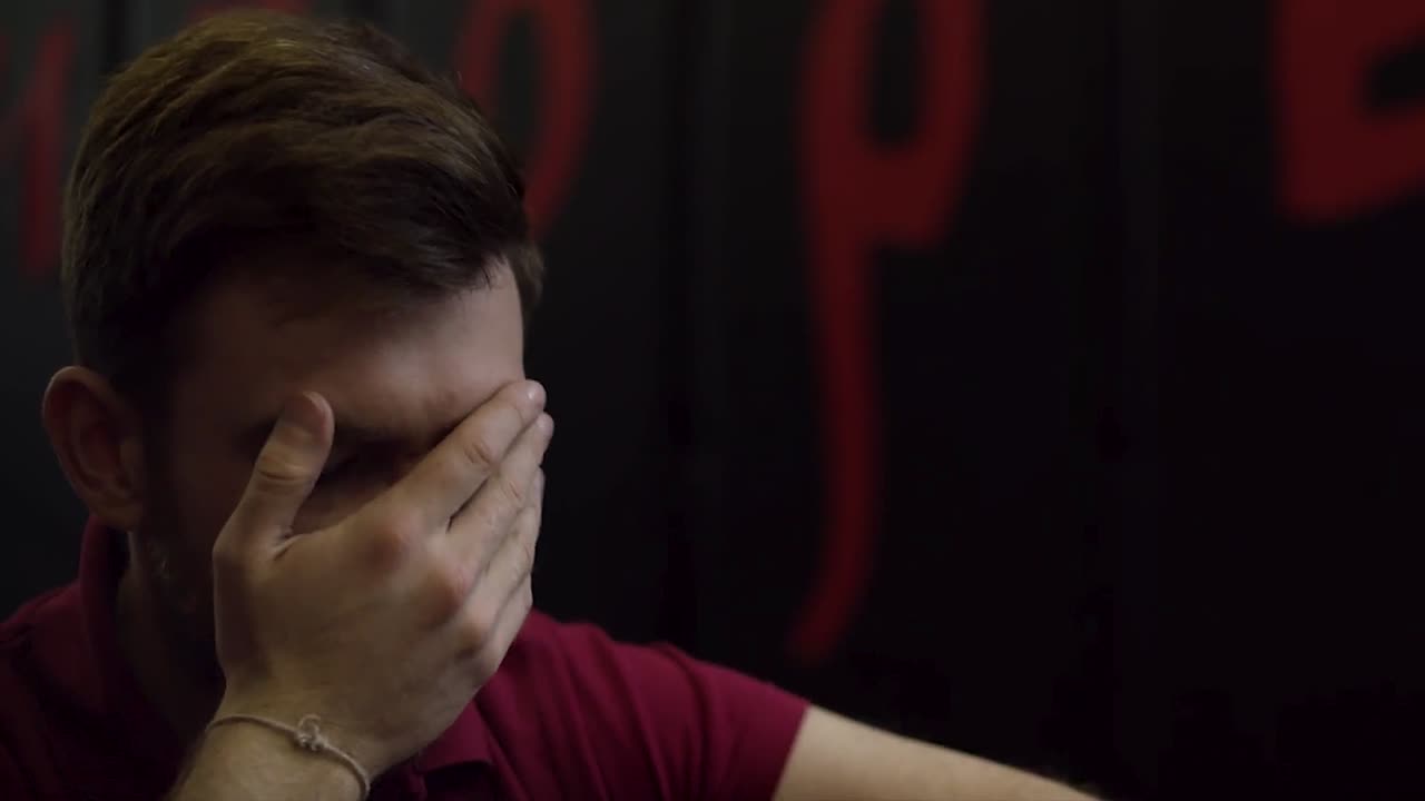 불행해 보이는 남자