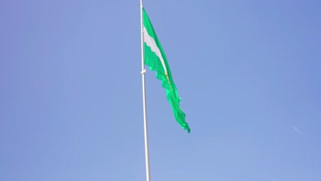 ondeando la bandera de andalucía, españa