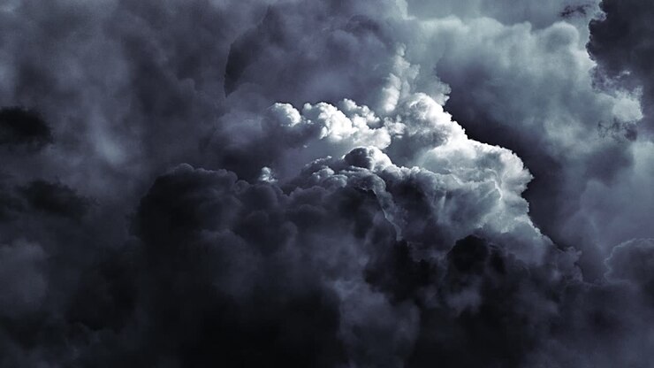 nuvole scure che si muovono con temporali al loro interno