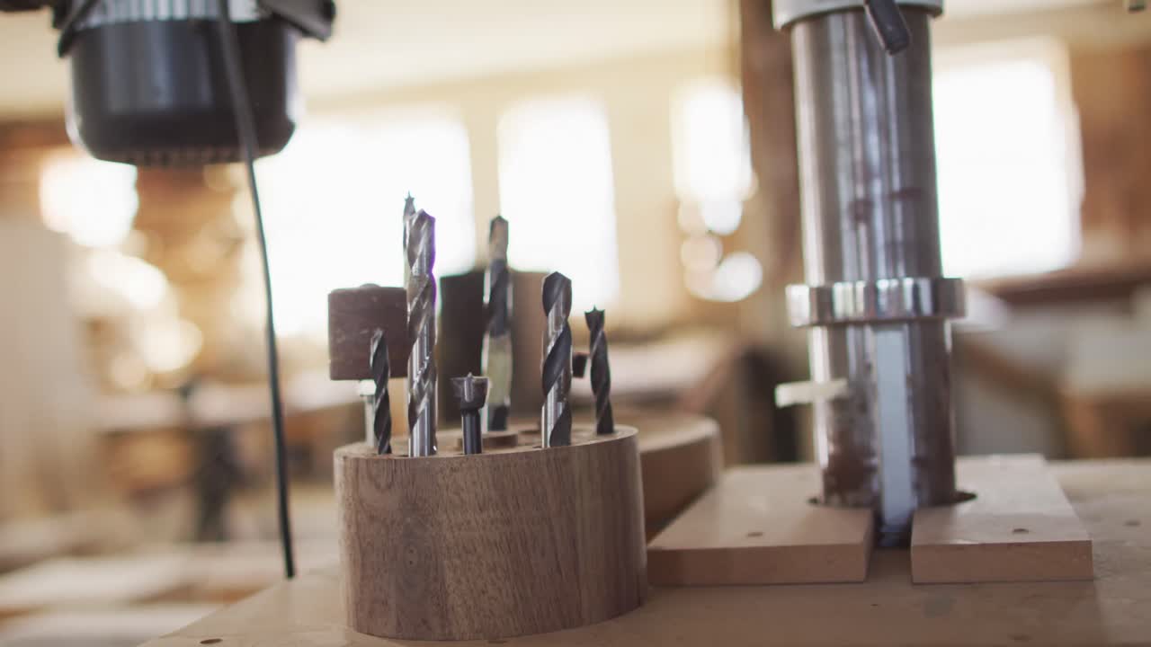 vídeo de ejercicios y herramientas en un taller de carpintería tradicional
