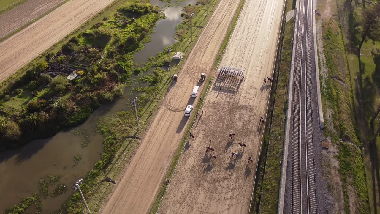 아르헨티나 부에노스아이레스에 위치한 히포드로모 아르헨티노 데 팔레르모 경마 코스에서 기수가 타는 걷는 말의 역동적인 궤도를 도는 샷